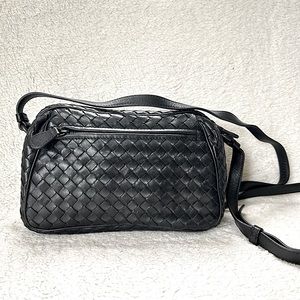 NWT Authentic Bottega Veneta BV Intriciato Leather Zip Camera Bag Black